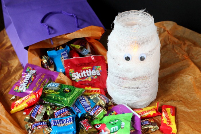 Here's an easy Mason jar craft for Halloween, making a BOO Kit for neighborhood fun!