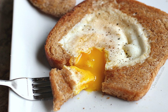 Want a fun breakfast recipe even the kids will eat? Egg in a Hole is an easy 5-minute breakfast recipe that's both delicious and nutritious! 