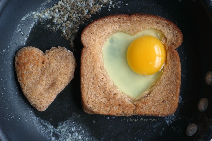 Want a fun breakfast recipe even the kids will eat? Egg in a Hole is an easy 5-minute breakfast recipe that's both delicious and nutritious! 